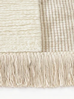 Alfombra artesanal con relieve y flecos Laine