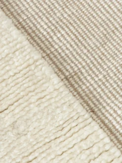 Alfombra artesanal con relieve y flecos Laine