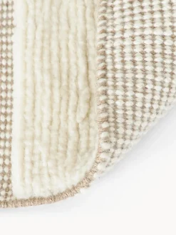 Alfombra artesanal con relieve y flecos Laine