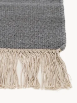 Alfombra artesanal de lana con flecos Liv