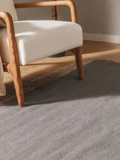 Alfombra artesanal de lana con flecos Liv