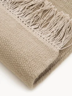Alfombra artesanal de lana con flecos Liv