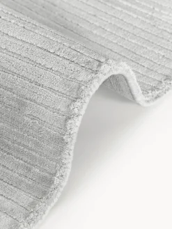 Alfombra artesanal de pelo largo texturizada Wes