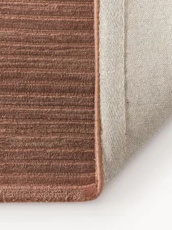 Alfombra artesanal de pelo largo texturizada Wes