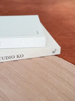 Alfombra artesanal de pelo largo de lana Follow The Trace