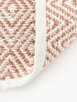 Alfombra artesanal exterior con estampado de rombos vintage Rika