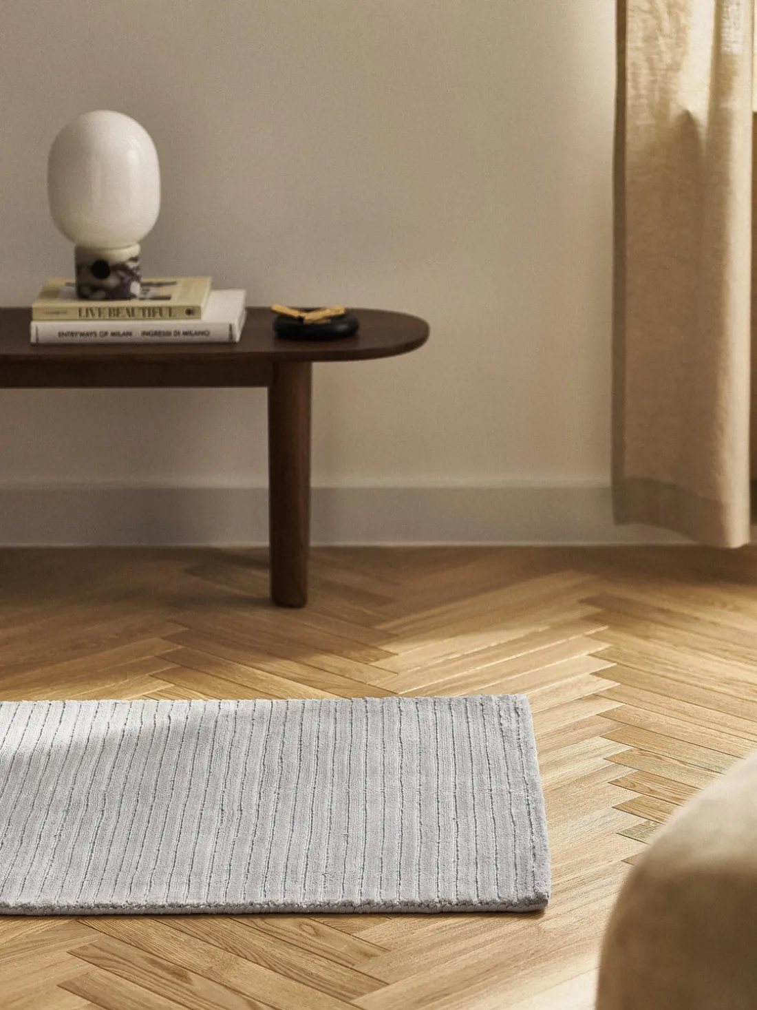 Alfombra corredor artesanal de pelo largo texturizada Wes