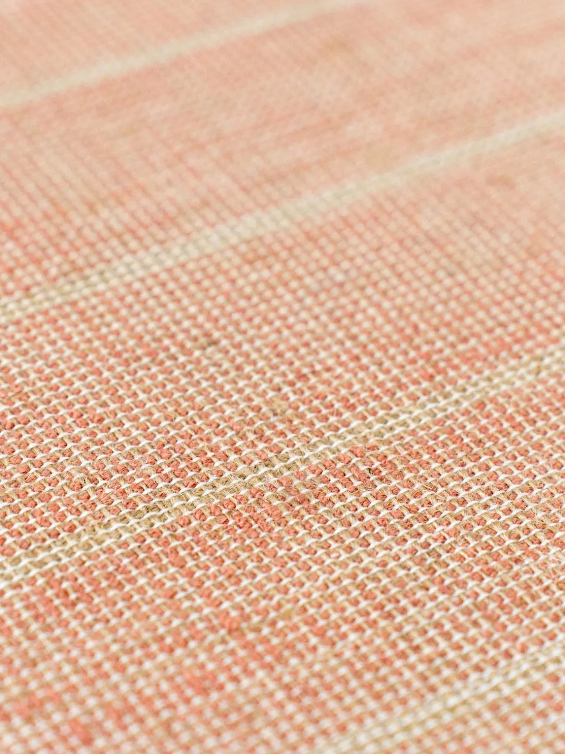 Alfombra corredor de pelo corto con flecos de diseño Folkform Monochrome