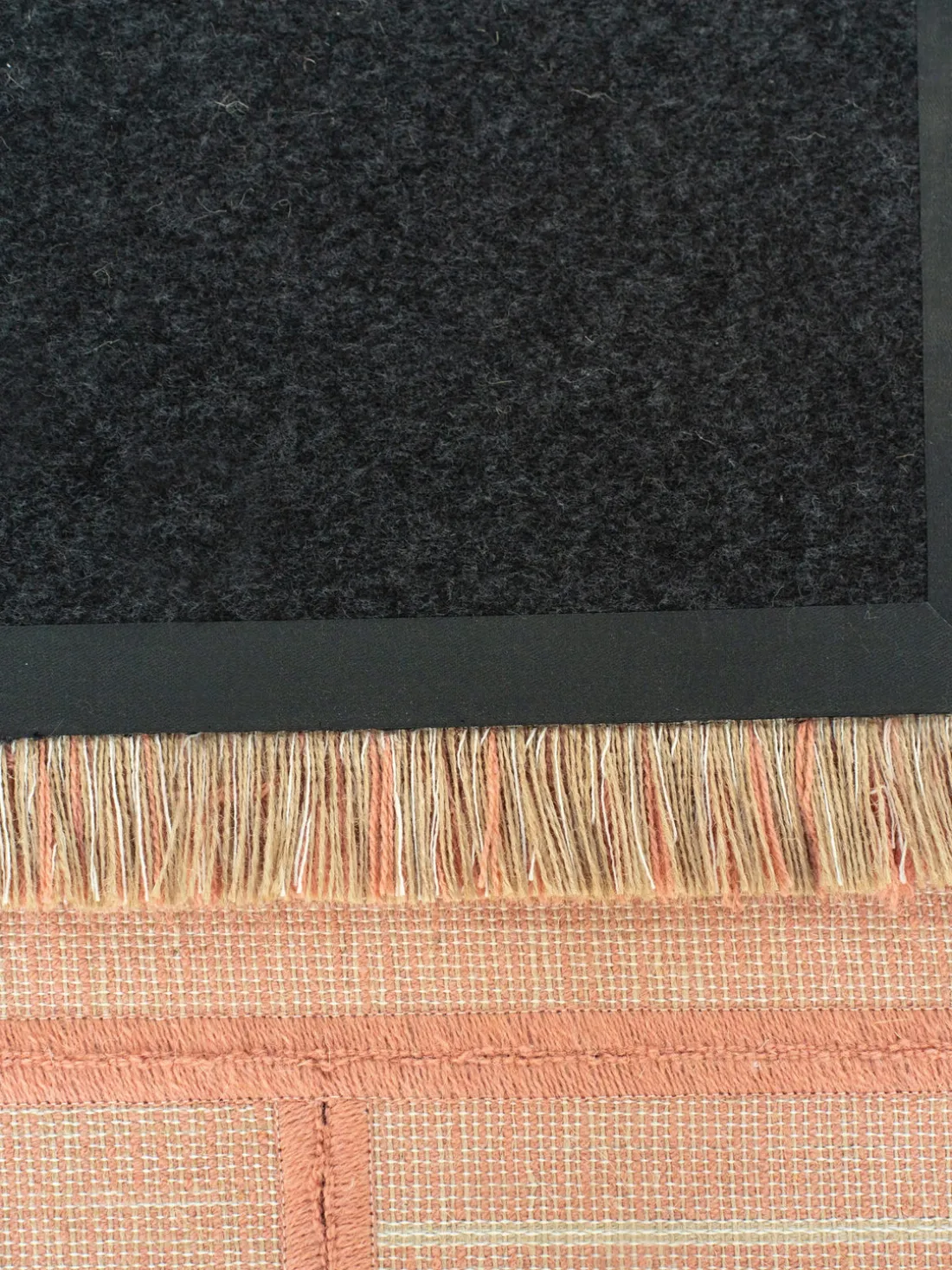 Alfombra corredor de pelo corto con flecos de diseño Folkform Monochrome