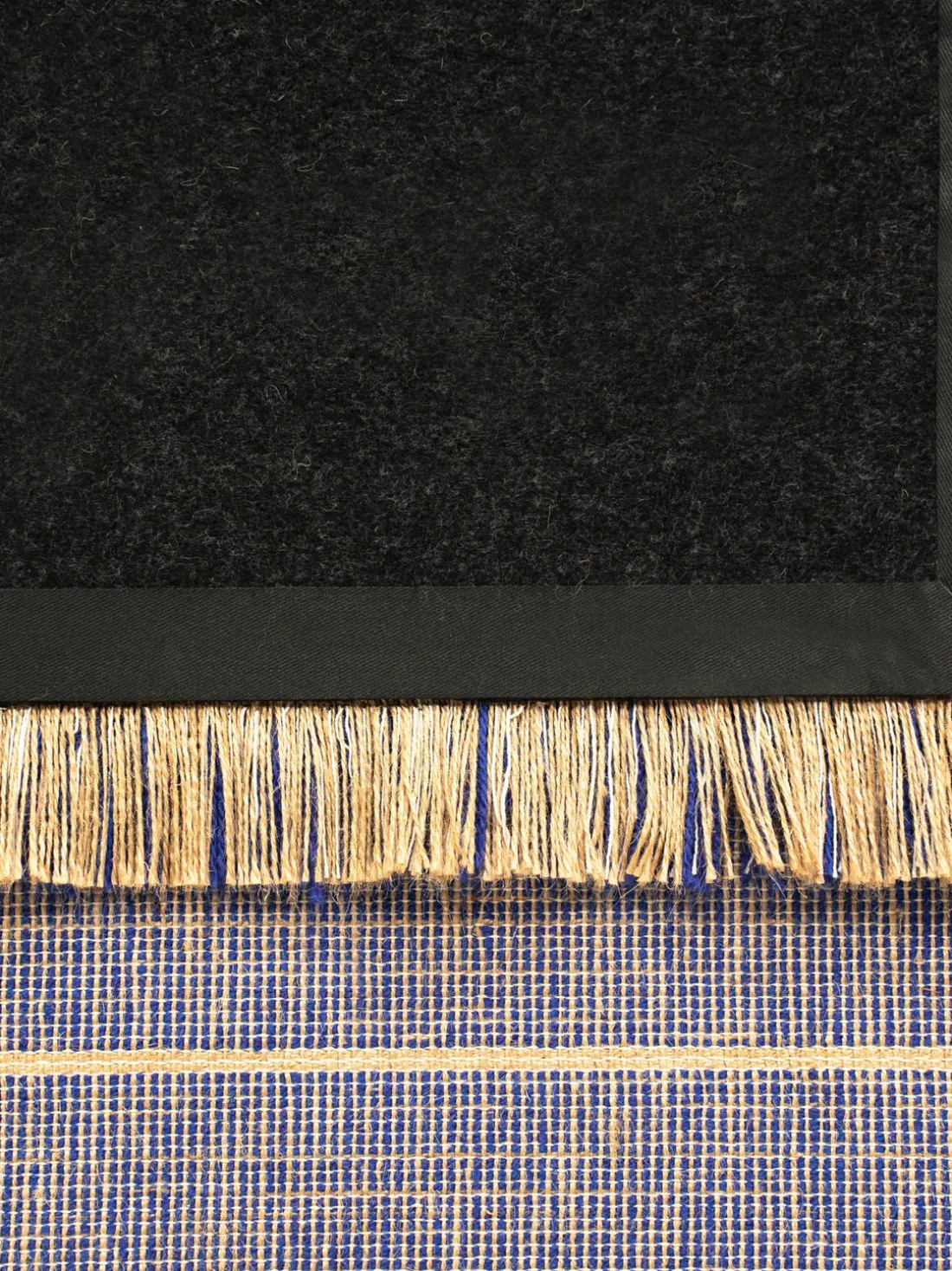 Alfombra corredor de pelo corto con flecos de diseño Folkform Monochrome