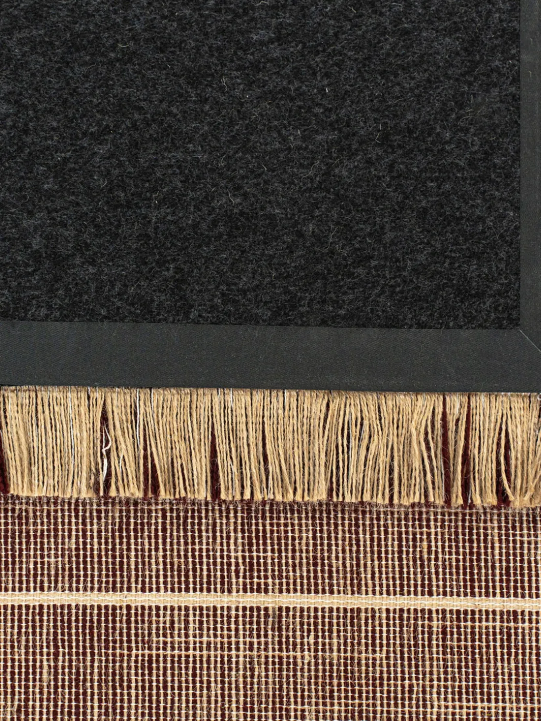 Alfombra corredor de pelo corto con flecos de diseño Folkform Monochrome