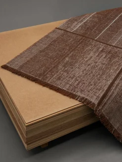 Alfombra corredor de pelo corto con flecos de diseño Folkform Monochrome