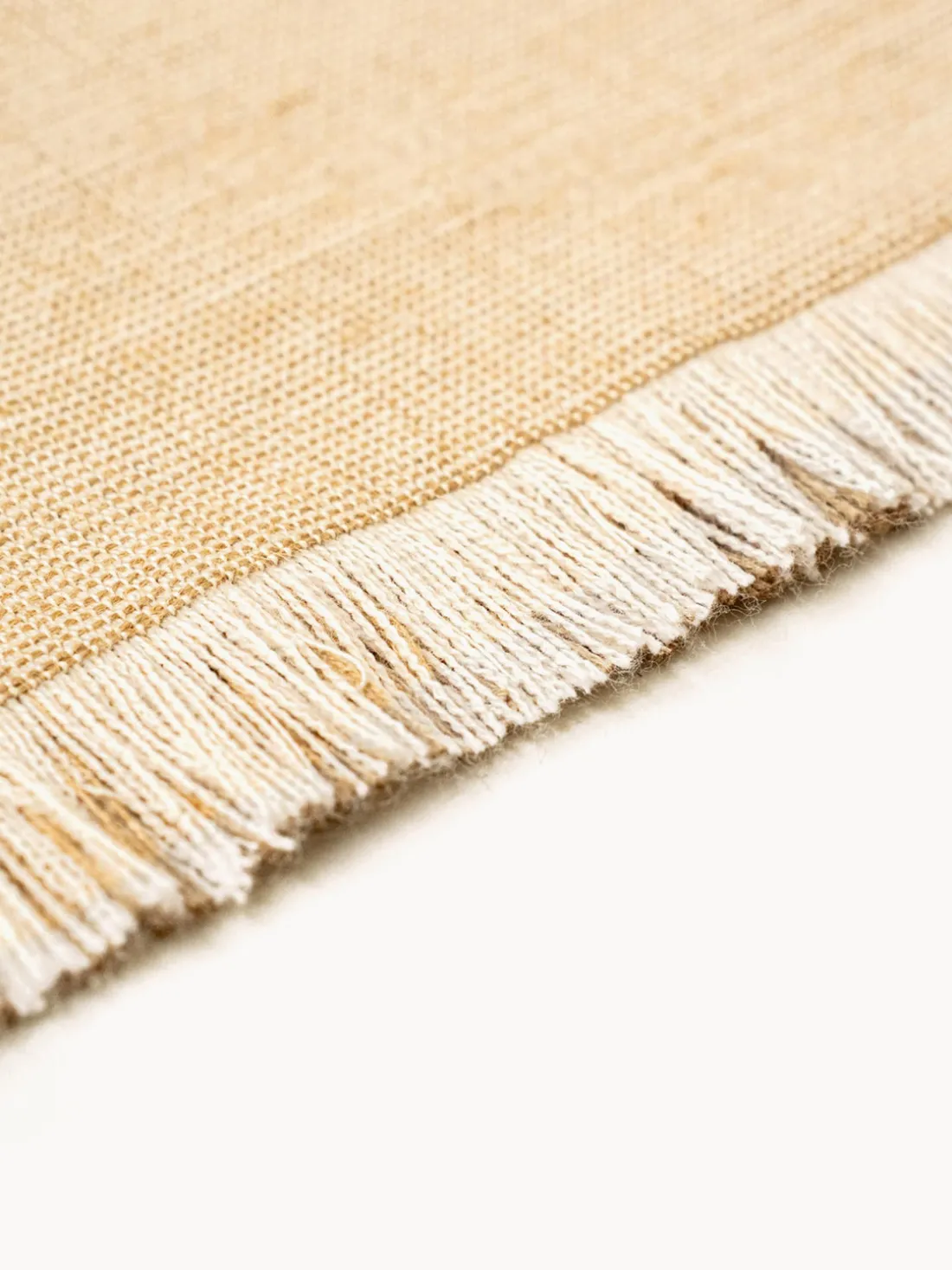 Alfombra corredor de pelo corto con flecos de diseño Folkform Monochrome