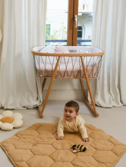 Alfombra de juegos artesanal con juguetes sonajeros Honeycomb