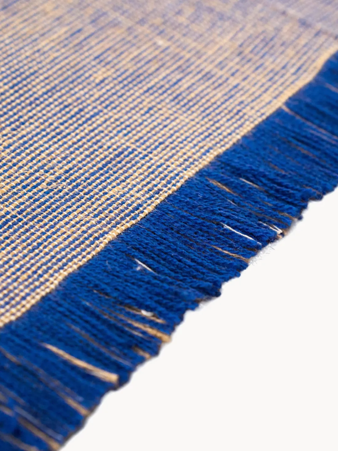 Alfombra de pelo corto con flecos diseño Folkform Monochrome