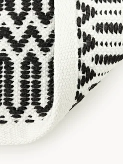 Alfombra exterior artesanal con estampado geométrico Rune