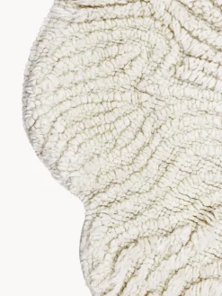 Alfombra infantil artesanal de lana en relieve Sheep, lavable