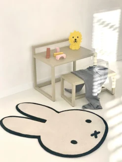 Alfombra infantil artesanal con forma de conejito Miffy