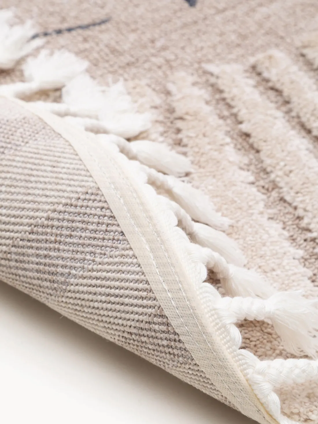 Alfombra infantil redonda texturizada con borlas Momo