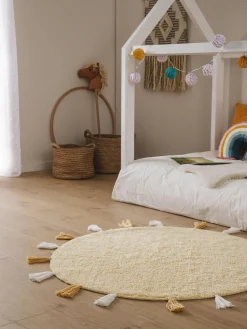 Alfombra infantil redonda artesanal de algodón con borlas Malu