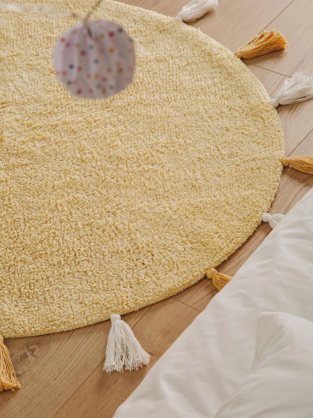 Alfombra infantil redonda artesanal de algodón con borlas Malu