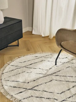 Alfombra redonda artesanal de algodón con diseño de rombos Bina