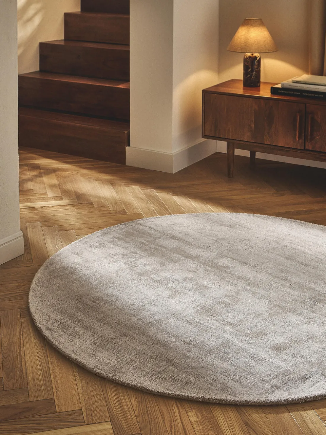 Alfombra redonda artesanal de viscosa Jane