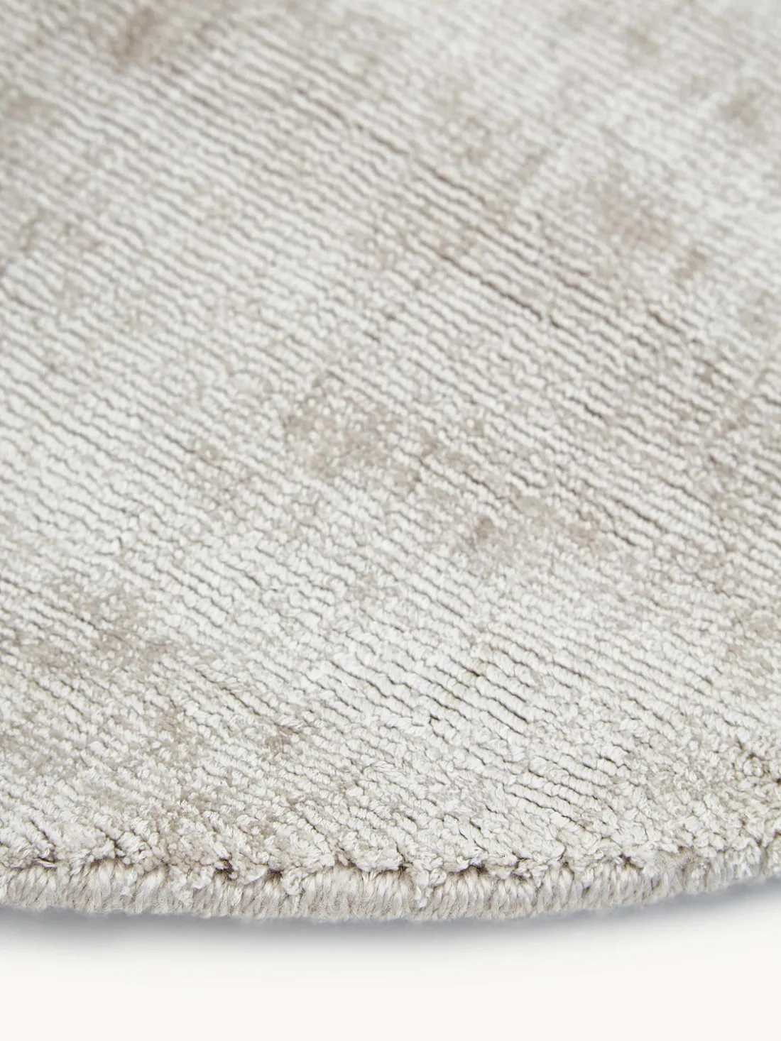 Alfombra redonda artesanal de viscosa Jane