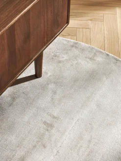 Alfombra redonda artesanal de viscosa Jane