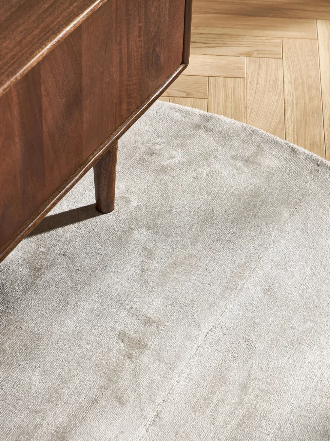 Alfombra redonda artesanal de viscosa Jane