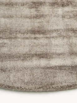 Alfombra redonda artesanal de viscosa Jane