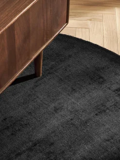 Alfombra redonda artesanal de viscosa Jane