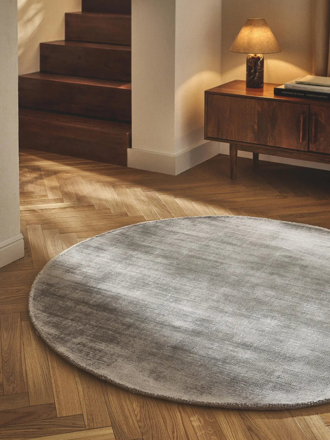 Alfombra redonda artesanal de viscosa Jane