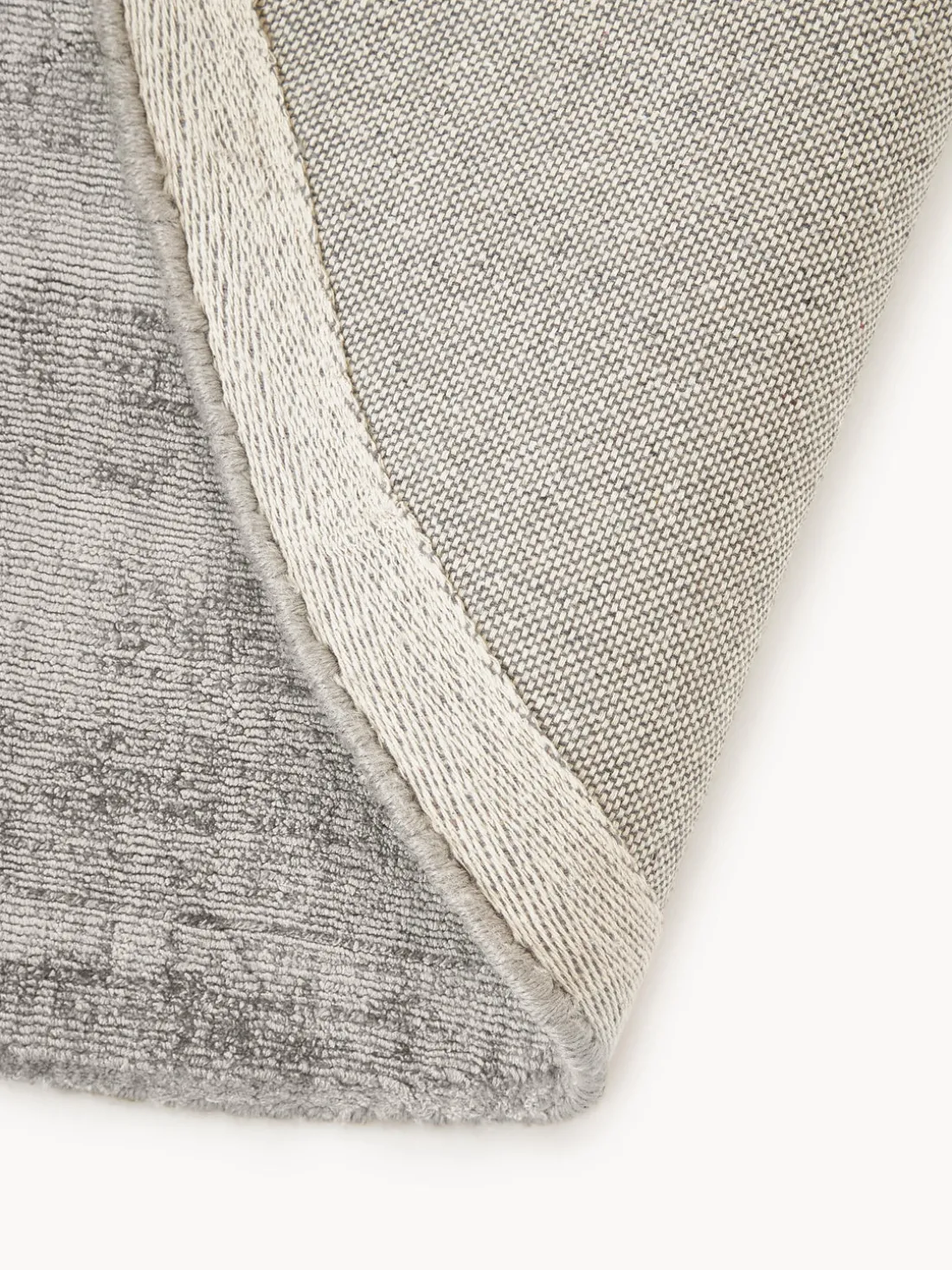 Alfombra redonda artesanal de viscosa Jane