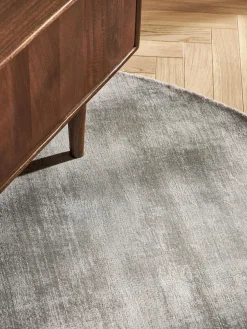 Alfombra redonda artesanal de viscosa Jane