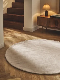 Alfombra redonda artesanal de viscosa Jane