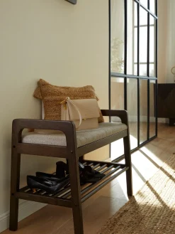 Banco tapizado con estante de madera de roble Inverness