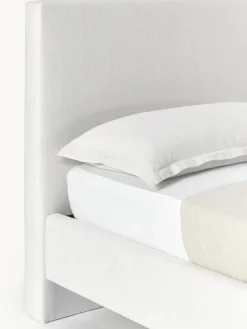 Cama tapizada con patas de madera Giulia