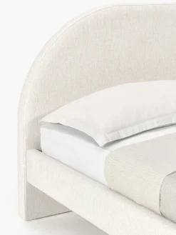 Cama tapizada con patas esféricas de madera Rena