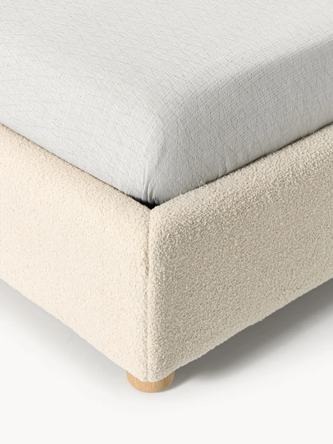 Cama tapizada en tejido bouclé Ebba, con espacio de almacenamiento