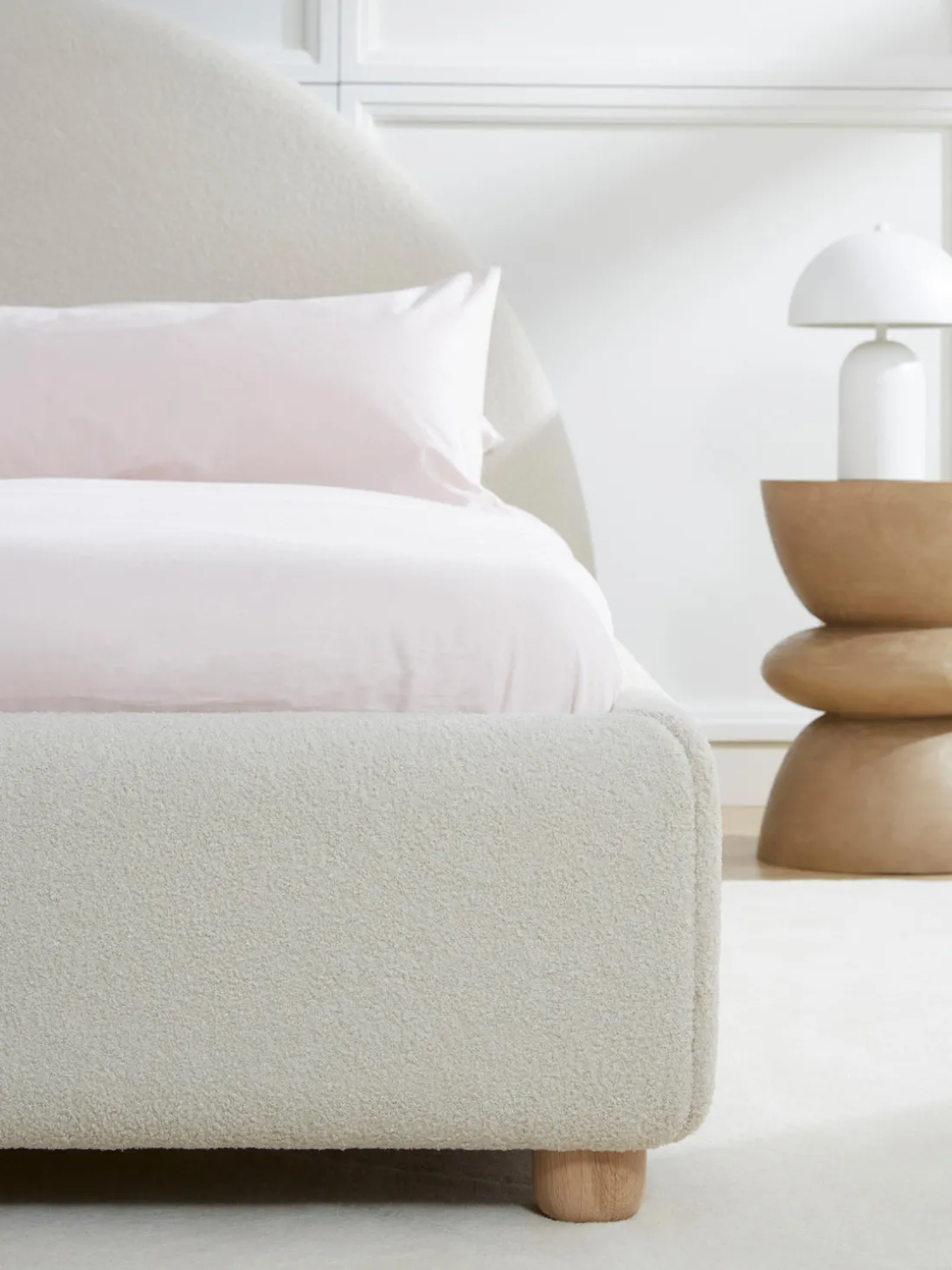 Cama tapizada en tejido bouclé Ebba