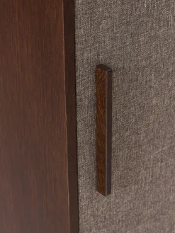 Chiffonnier de madera con frente tapizado Wisp