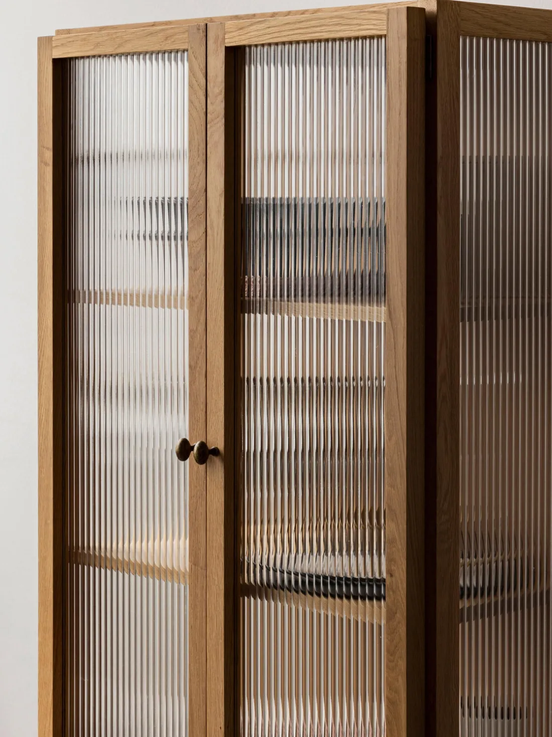 Chiffonnier de madera de roble Curiosity