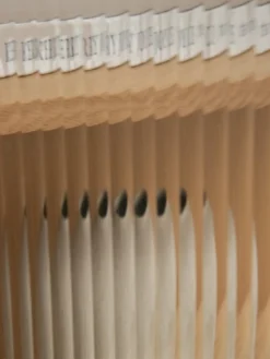 Chiffonnier de madera de roble Curiosity