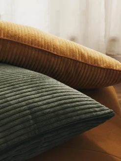 Cojín alargado de pana Kylen