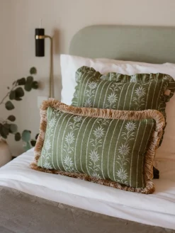 Cojín artesanal con flecos Mako