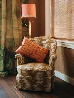 Cojín artesanal con mechones decorativos Cleo