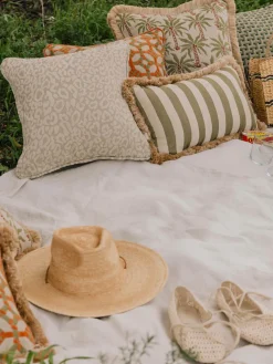 Cojín artesanal para interior/exterior Maya Sand & Ecru