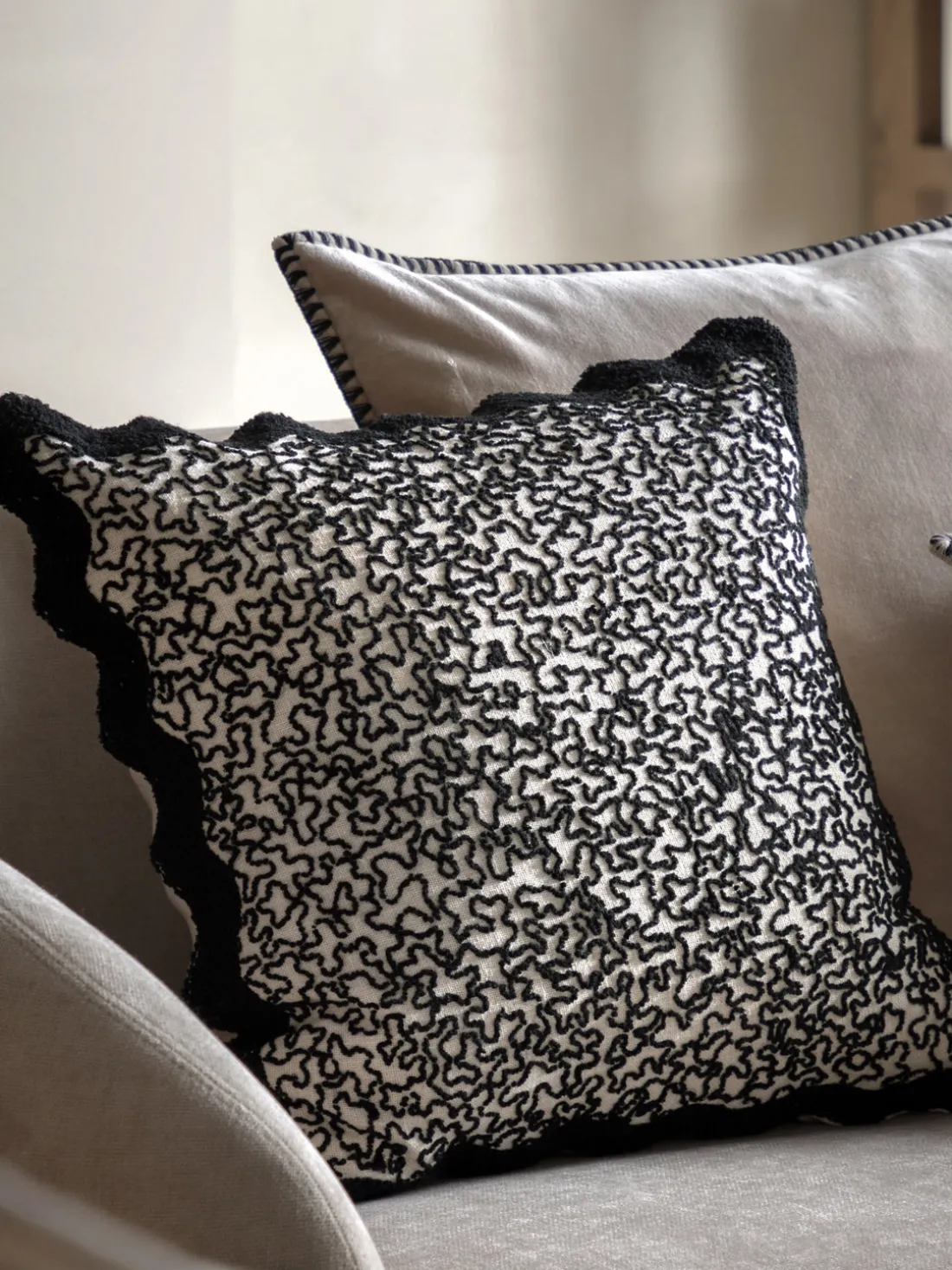 Cojín de algodón con borde festoneado Tabor