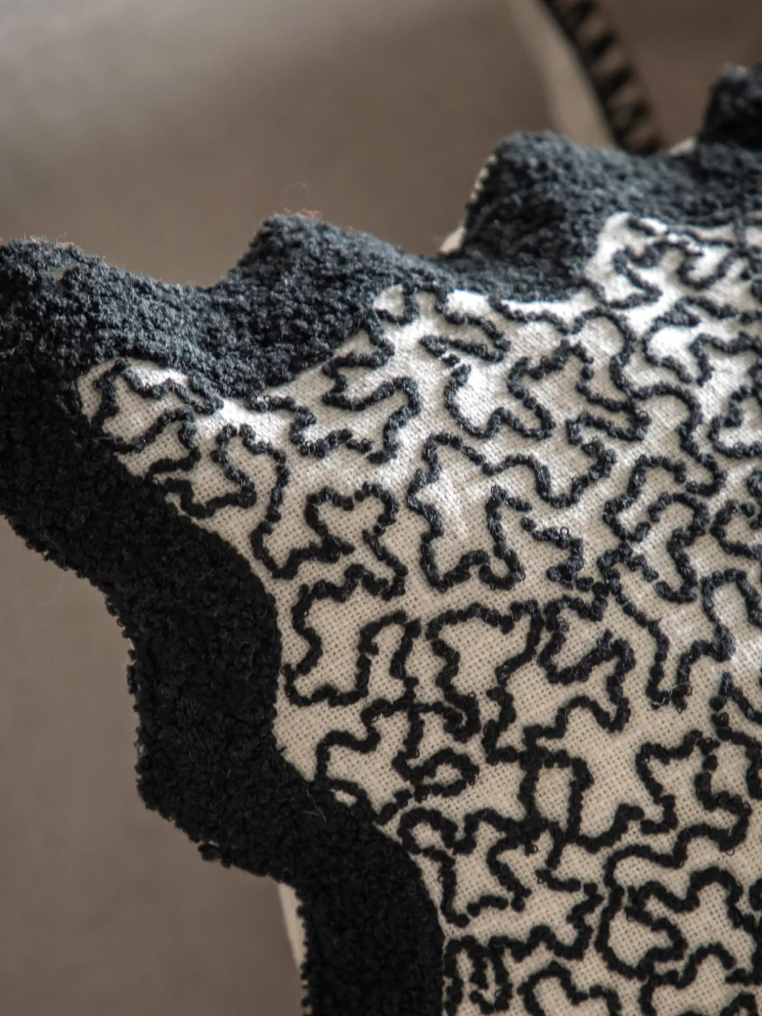 Cojín de algodón con borde festoneado Tabor